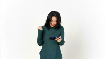 Tenere smartphone e giocando Giochi su smartphone di bellissimo asiatico donna isolato su bianca sfondo foto