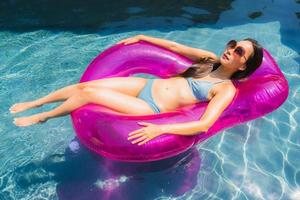 ritratto bella giovane donna asiatica sorriso felice relax e tempo libero in piscina foto