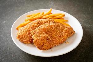 filetto di petto di pollo fritto con patatine fritte e ketchup foto