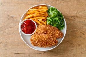 filetto di petto di pollo fritto con patatine fritte e ketchup foto