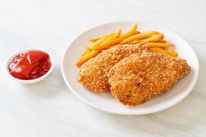 filetto di petto di pollo fritto con patatine fritte e ketchup foto