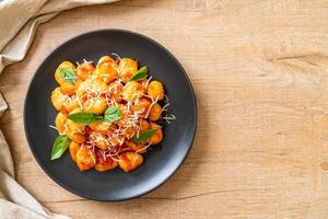 gnocchi in salsa di pomodoro con formaggio - stile italiano foto