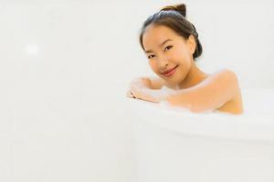 ritratto bella giovane donna asiatica prendere una vasca da bagno in bagno foto