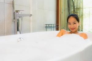 ritratto giovane bella donna asiatica fare un bagno nella vasca da bagno