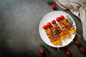 spiedino di barbecue di maiale alla griglia sulla piastra foto