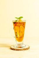 bicchiere di tè freddo al limone con menta