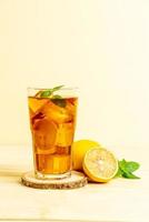 bicchiere di tè freddo al limone con menta foto
