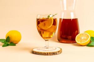 bicchiere di tè freddo al limone con menta
