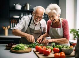 vecchio coppia cucinando a il cucina foto