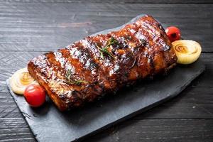 costine di maiale alla griglia e barbecue foto