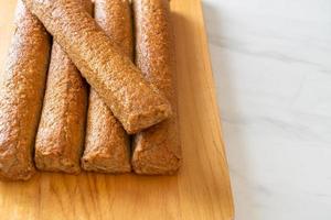 torta di pesce cinese fritta o linea di polpette di pesce su tavola di legno foto