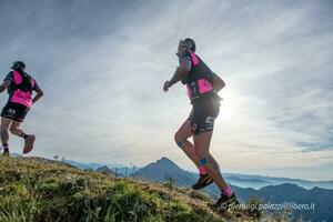 molto stimolante cavalcata nel montagne foto