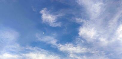 Luna nel il blu cielo bianca bianca nube foto