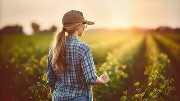 giovane femmina contadino in piedi nel soia campo. generativo ai foto