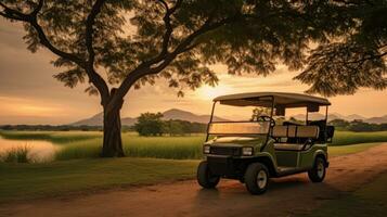 un' golf macchina, golf carrello auto nel fairway di golf corso con fresco verde erba campo e nube cielo e albero a tramonto. generativo ai foto