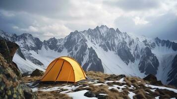 turista tenda su il altopiano, montagne cime sfondo, all'aperto attività. ai generato. foto