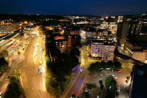 aereo Visualizza di illuminato centro edifici, strade e centrale luton città di Inghilterra UK a inizio di chiaro tempo metereologico notte di settembre 5°, 2023 foto