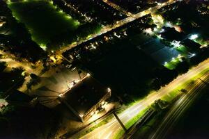 aereo Visualizza di illuminato centro edifici, strade e centrale luton città di Inghilterra UK a inizio di chiaro tempo metereologico notte di settembre 5°, 2023 foto