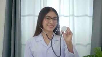 asiatico donna medico in piedi con stetoscopio nel visita medica camera a il clinica. foto