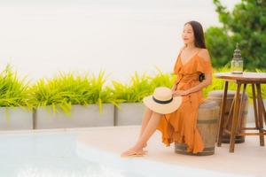 ritratto bella giovane donna asiatica stile di vita sorriso felice con il tempo libero quasi mare oceano spiaggia foto