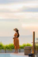 ritratto bella giovane donna asiatica stile di vita sorriso felice con il tempo libero quasi mare oceano spiaggia foto
