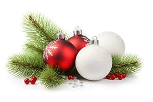 rosso e bianca Natale ornamenti e rami isolato su un' bianca sfondo. foto