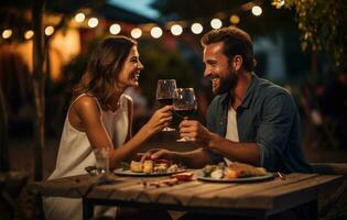 amici avendo un' cena all'aperto foto