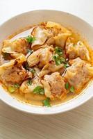 zuppa di wonton di maiale o zuppa di gnocchi di maiale con peperoncino arrosto - stile asiatico