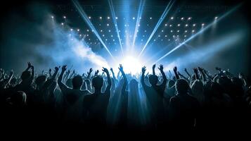 silhouette di concerto folla nel davanti di luminosa palcoscenico luci. buio sfondo, Fumo, concerto faretti, discoteca sfera. folla a concerto. generativo ai foto