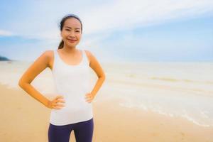 ritratto bellissimo giovane sport donna asiatica esercizio correndo e facendo jogging sulla spiaggia naturale all'aperto e sul mare foto