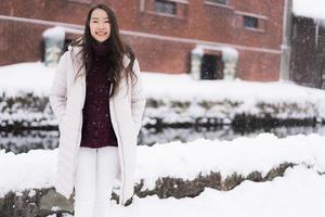 bella giovane donna asiatica sorride e felice con il viaggio di viaggio nel canale di otaru hokkaido giappone foto