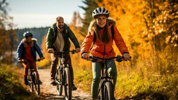 un' contento famiglia prende un' senza fretta bicicletta cavalcata attraverso un' pittoresco foresta godendo il vivace autunno fogliame foto
