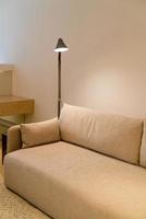 bellissimo divano con lampada a luce - decorazione interna in una stanza