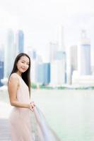 bella donna asiatica sorride e felice di viaggiare nella città di singapore foto