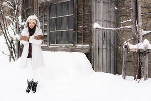 bella giovane donna asiatica sorridente felice per il viaggio nella stagione invernale della neve foto