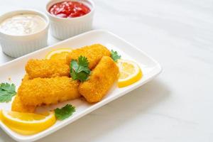bastoncini di pesce fritti o patatine fritte di pesce con salsa