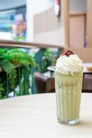 tè verde matcha latte miscelato con panna montata e fagioli rossi nella caffetteria bar e ristorante foto