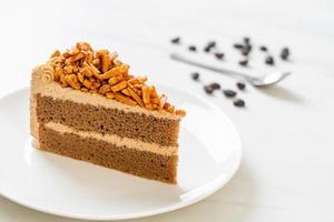 torta di mandorle al caffè fatta in casa su piatto bianco foto