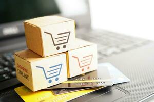 shopping online, scatola del carrello con carta di credito, import export, commercio finanziario. foto