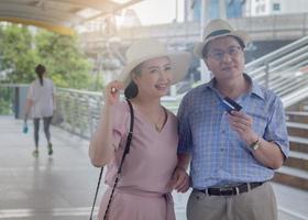 la coppia asiatica anziana sta viaggiando il concetto di vacanza travel