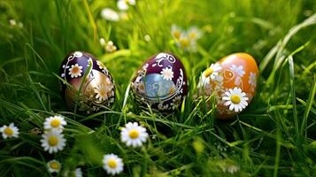 tre decorato Pasqua uova nel il erba con margherite. Pasqua uova. generativo ai foto