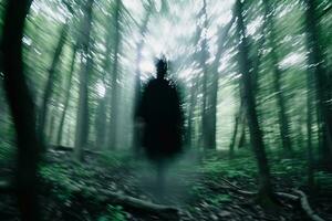 un' uomo nel un' nero cappotto è a piedi attraverso un' foresta generativo ai foto