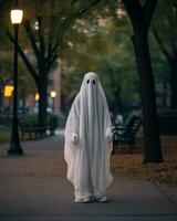 un' persona nel un' fantasma costume in piedi nel il mezzo di un' parco generativo ai foto