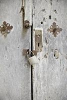 porta in legno con serratura