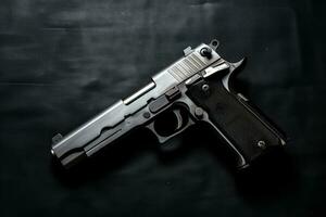 un' argento pistola seduta su superiore di un' nero superficie generativo ai foto
