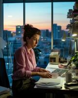 un' donna seduta a un' scrivania generativo ai foto
