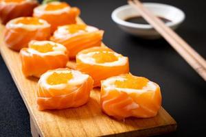 rotolo di sushi di salmone fresco con maionese e uova di gamberi - stile giapponese