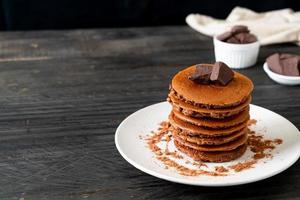 pila di pancake al cioccolato con cioccolato in polvere foto