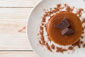 pila di pancake al cioccolato con cioccolato in polvere foto