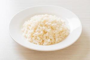 riso bianco al gelsomino tailandese cotto sul piatto foto